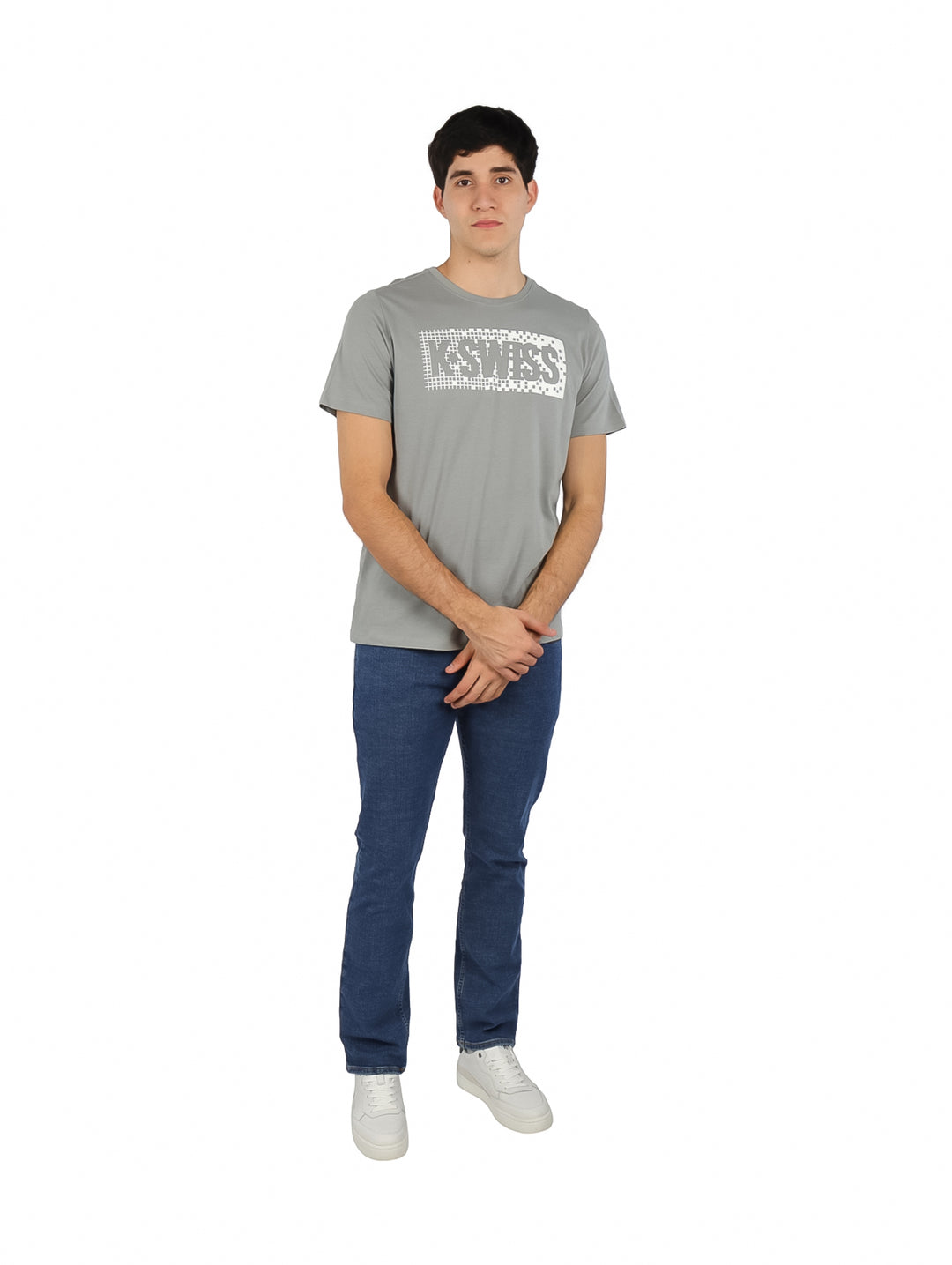 Hombre vistiendo playera gris de manga corta con logotipo de K-SWISS en el pecho.