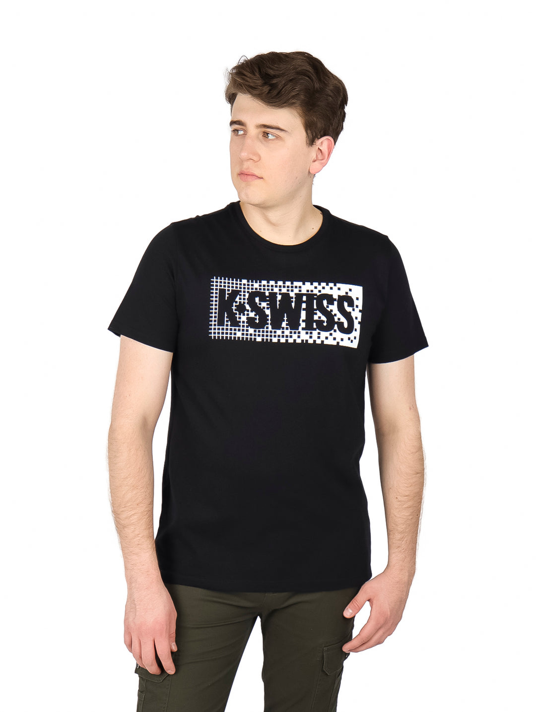 Hombre vistiendo playera negra de manga corta con logotipo blanco de K-SWISS en el pecho.