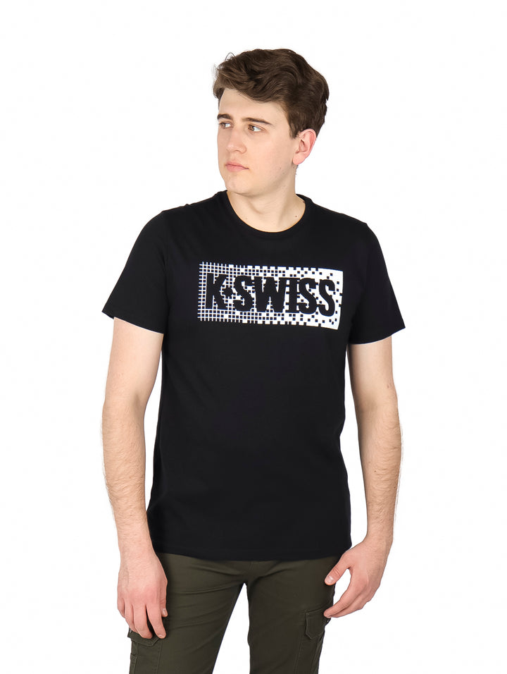 Hombre vistiendo playera negra de manga corta con logotipo blanco de K-SWISS en el pecho.