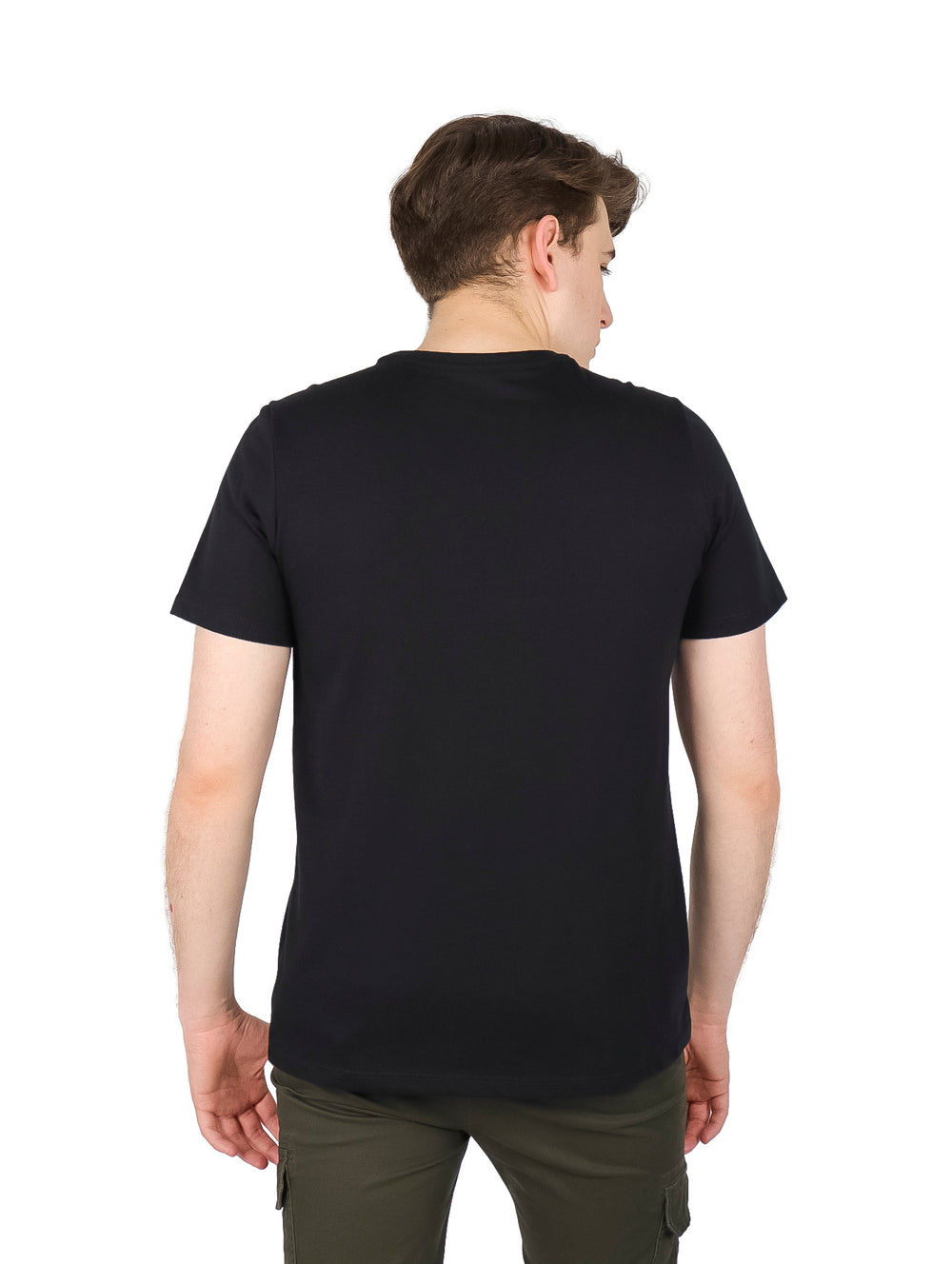 Hombre vistiendo playera negra de manga corta con logotipo blanco de K-SWISS en el pecho.