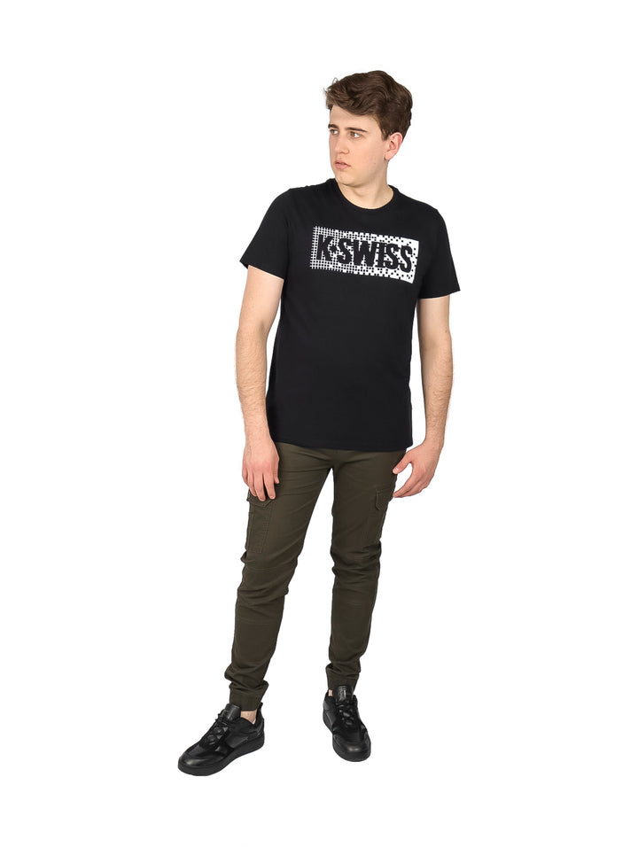 Hombre vistiendo playera negra de manga corta con logotipo blanco de K-SWISS en el pecho.