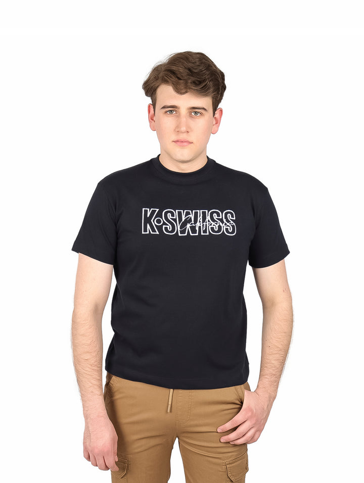 Hombre vistiendo playera negra de manga corta con logo de K-SWISS en el pecho.