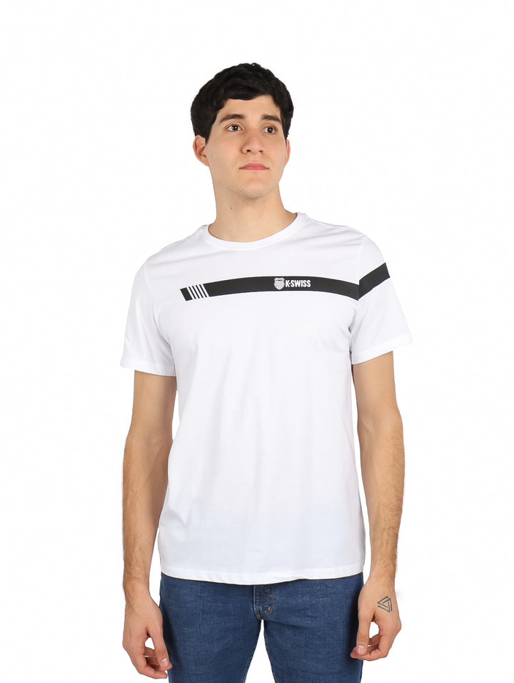 Hombre vistiendo playera blanca de manga corta con franja negra horizontal en el pecho y logo de K-SWISS.
