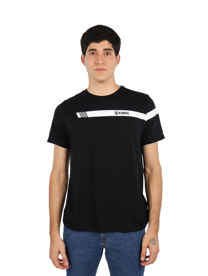 Hombre vistiendo playera negra de manga corta con una línea blanca horizontal en el pecho y logo de K-Swiss.