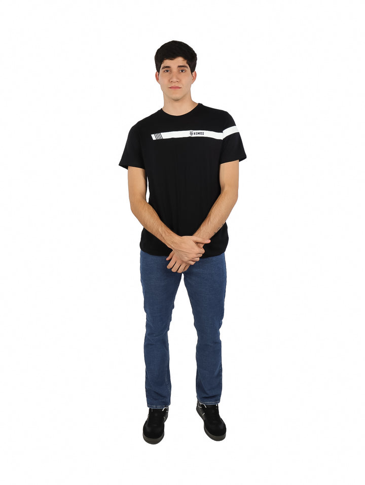 Hombre vistiendo playera negra de manga corta con una línea blanca horizontal en el pecho y logo de K-Swiss.