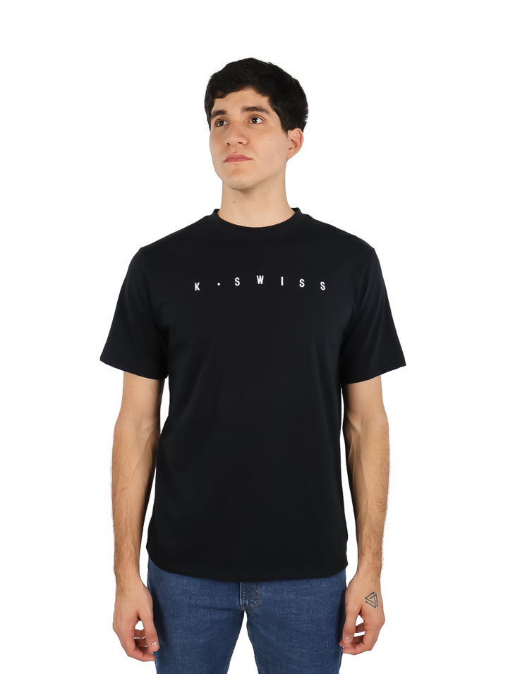 Hombre vistiendo una playera negra de manga corta con el logo K-SWISS en blanco en el pecho.