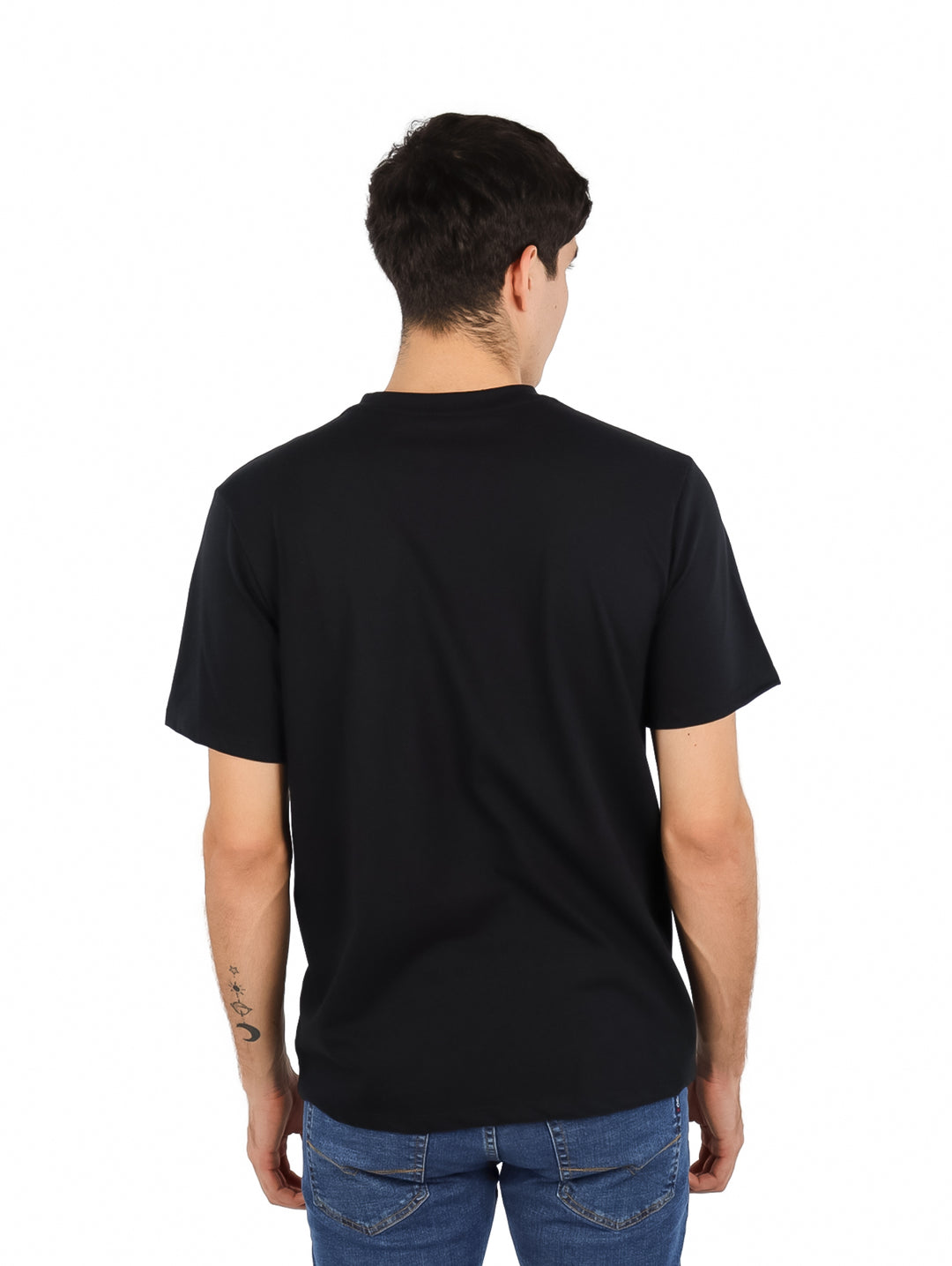 Hombre vistiendo una playera negra de manga corta con el logo K-SWISS en blanco en el pecho.