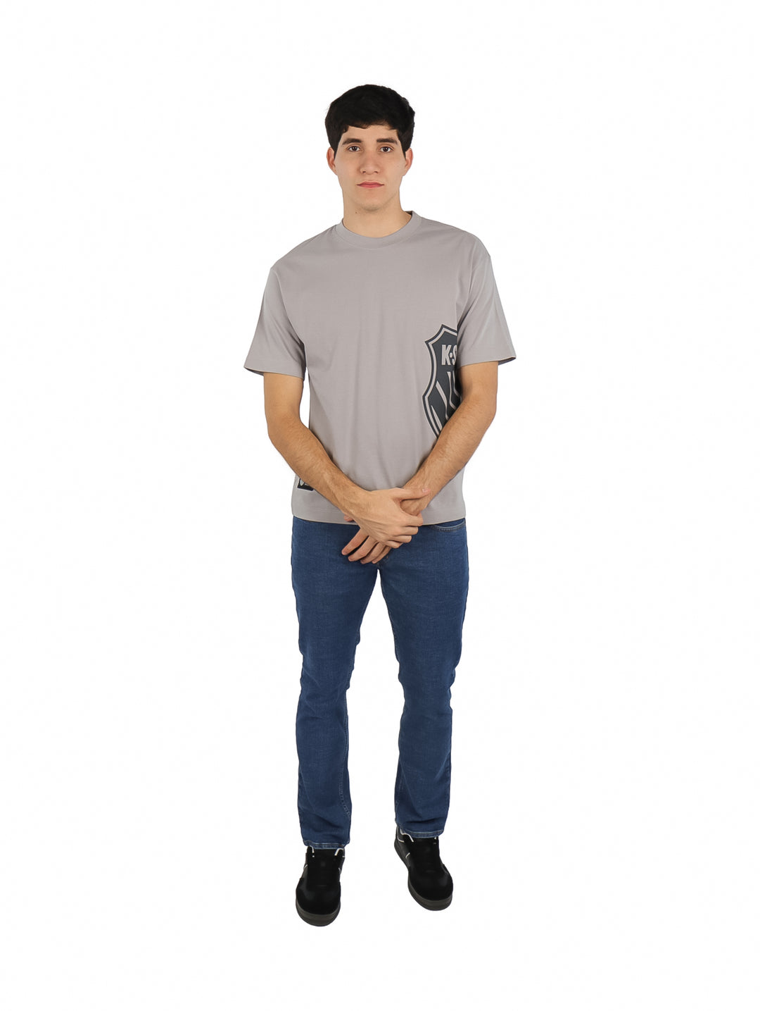 Hombre vistiendo playera gris de manga corta K-Swiss con estampado lateral y cuello redondo.