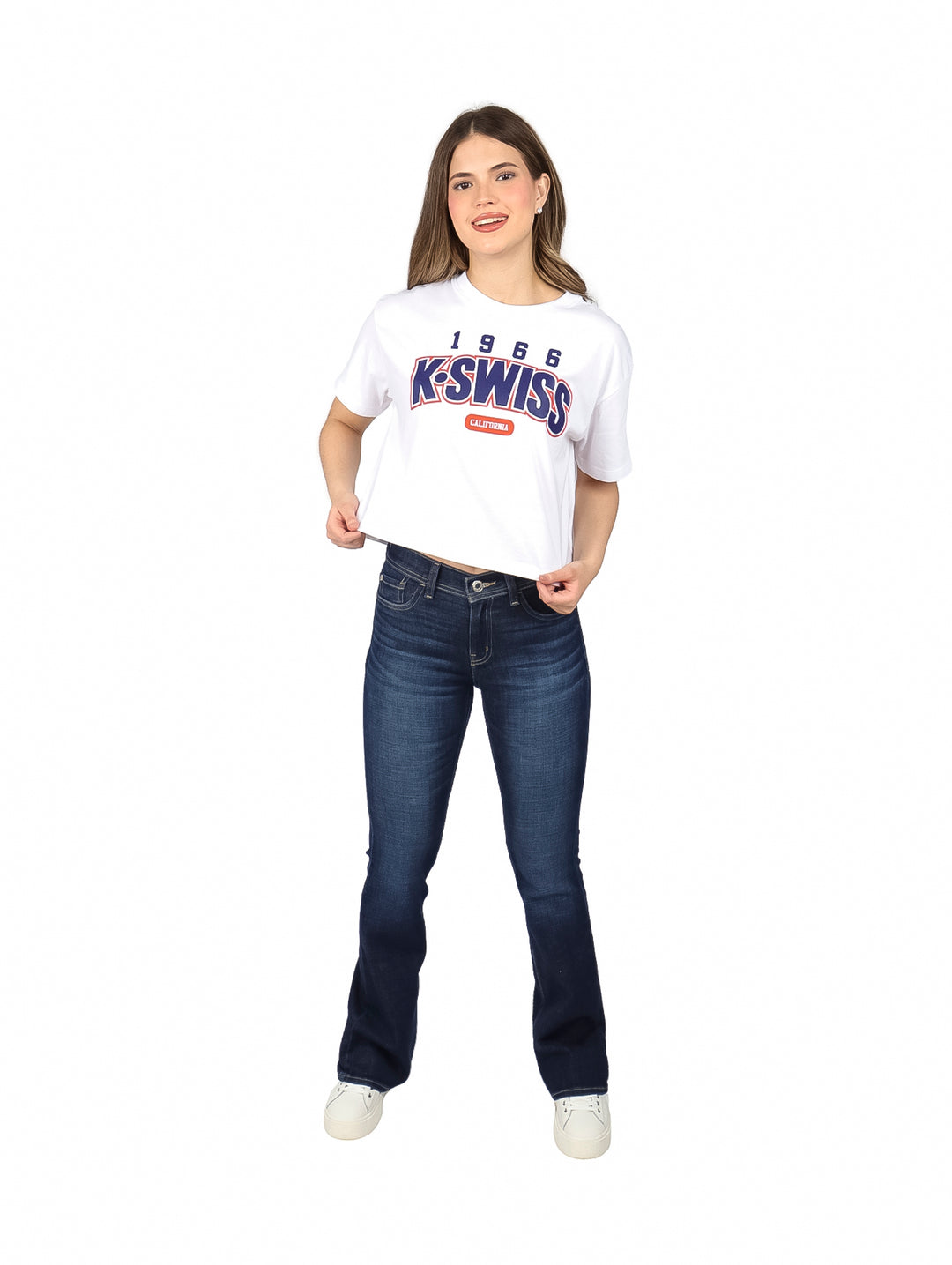 Mujer vistiendo playera blanca crop top de manga corta con logotipo de K-Swiss en el pecho.