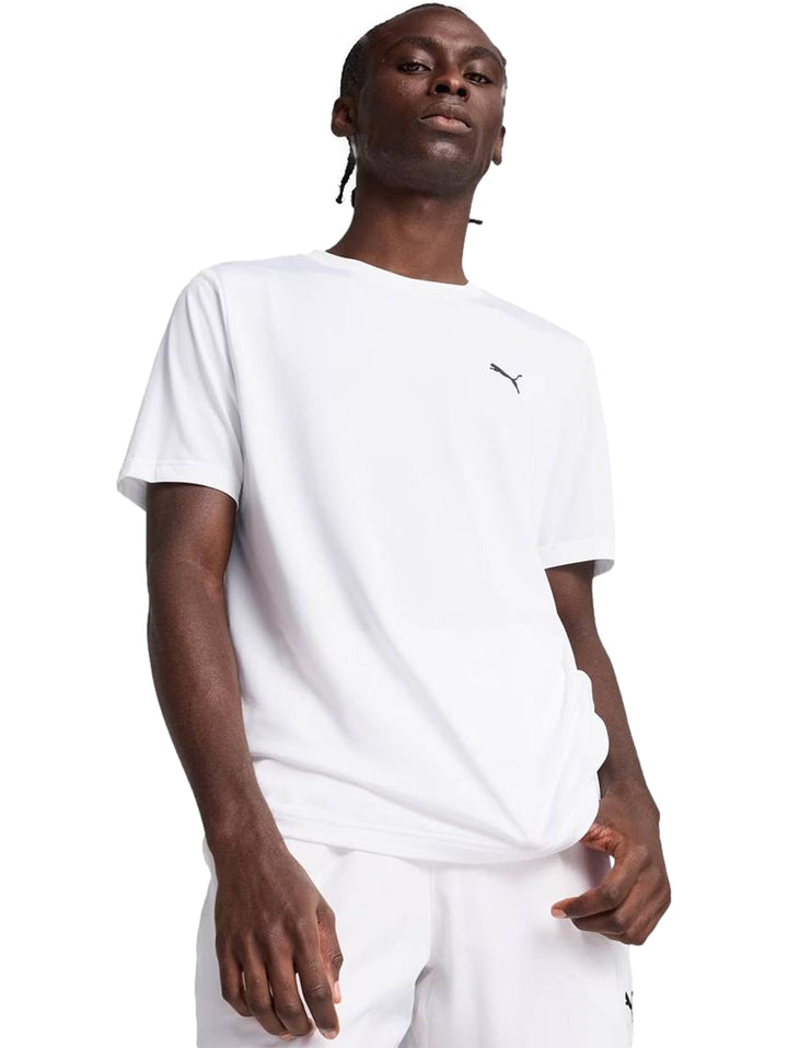 Hombre vistiendo una camiseta blanca de manga corta PUMA con logo pequeño en el pecho.