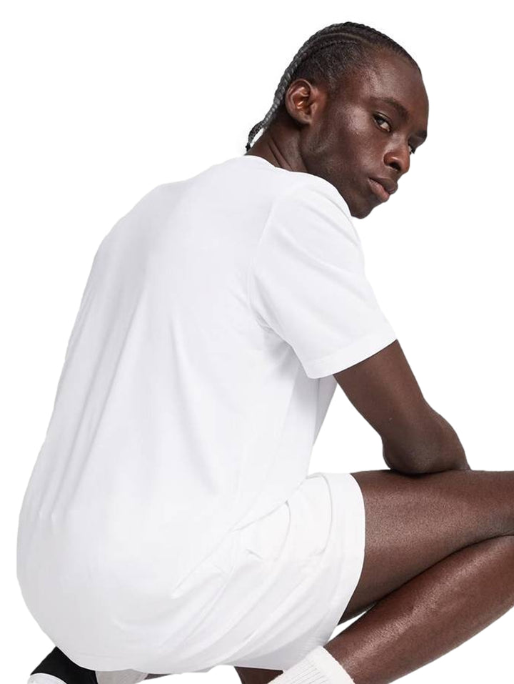 Hombre vistiendo una camiseta blanca de manga corta PUMA con logo pequeño en el pecho.