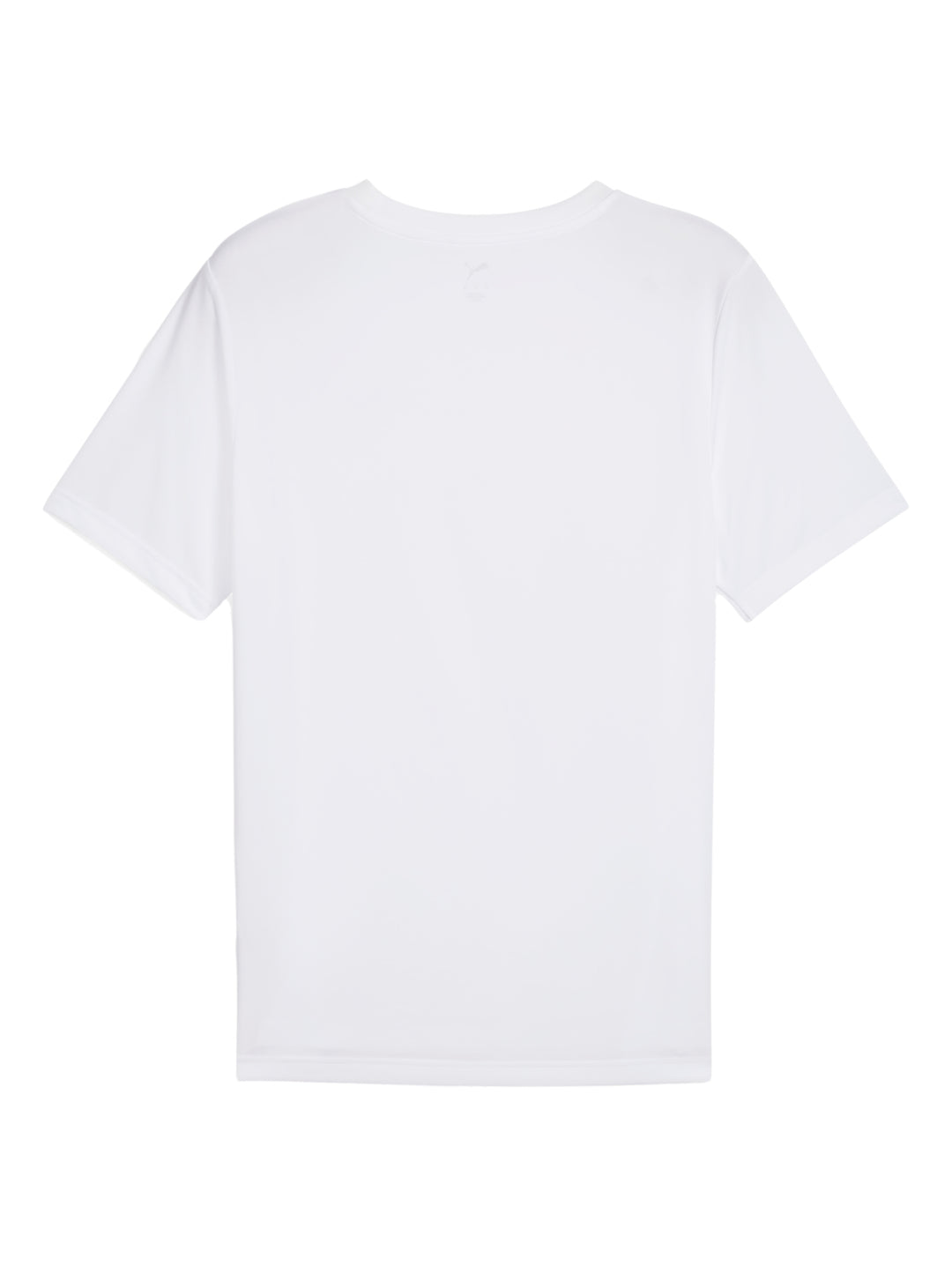 Hombre vistiendo una camiseta blanca de manga corta PUMA con logo pequeño en el pecho.