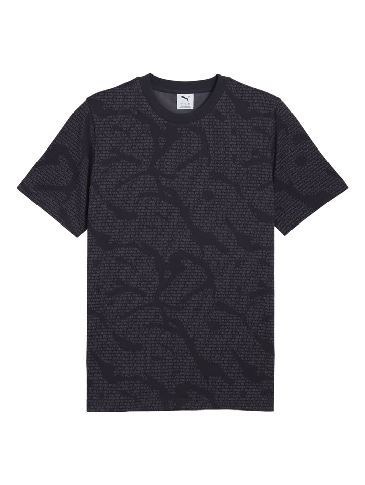 Camiseta PUMA azul marino con estampado repetitivo de logotipos en toda la prenda.