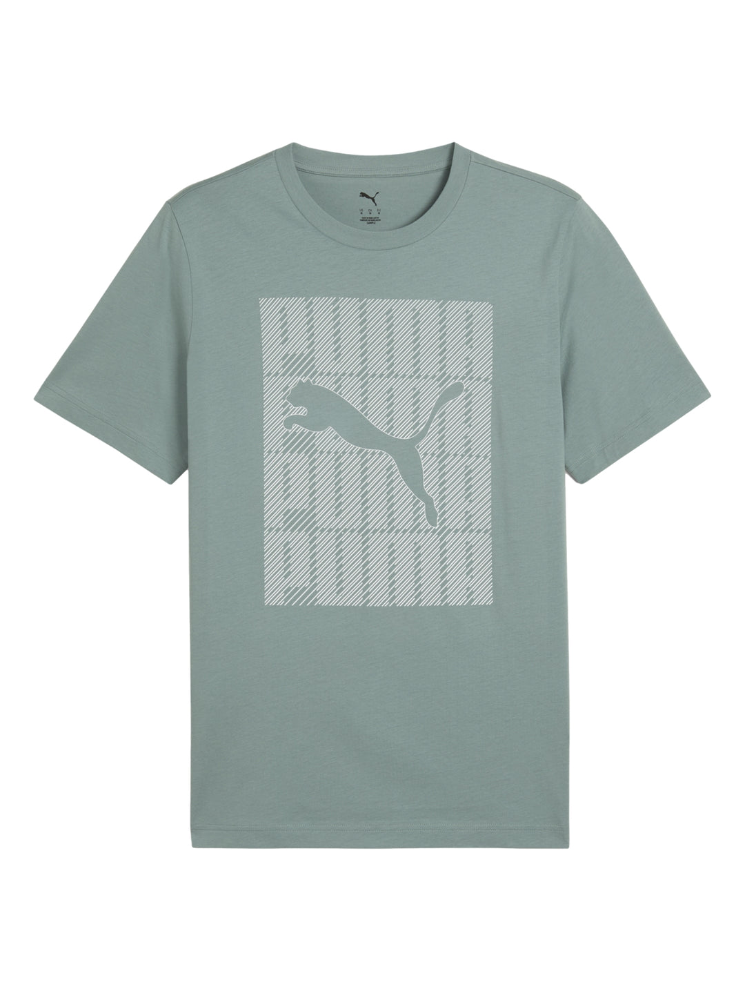 Hombre vistiendo camiseta PUMA color verde con gráfico frontal y pantalones color crema.