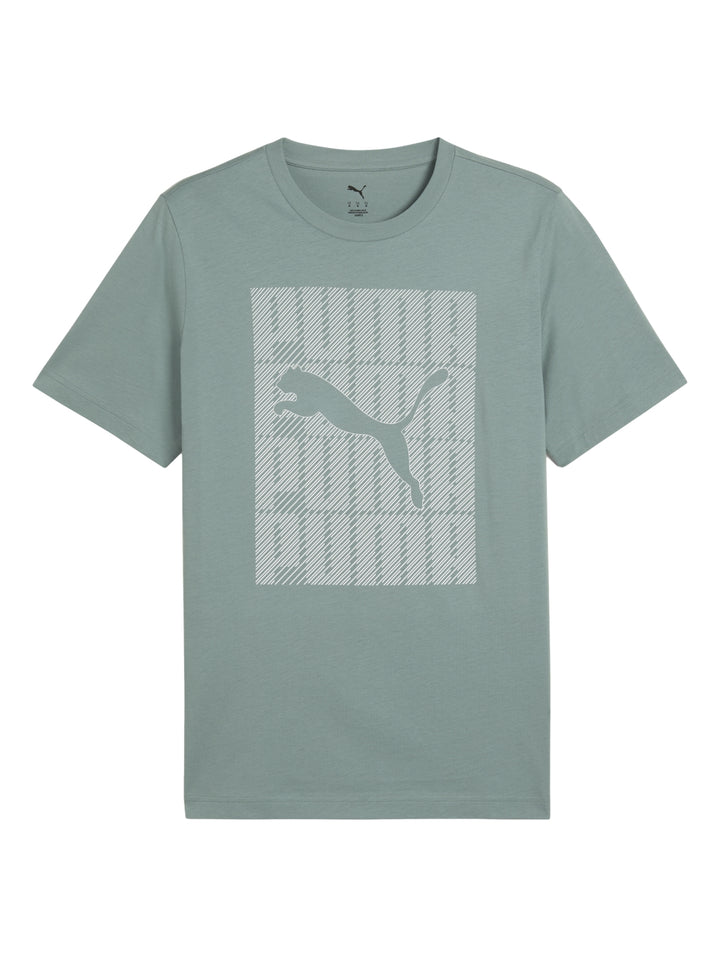 Hombre vistiendo camiseta PUMA color verde con gráfico frontal y pantalones color crema.