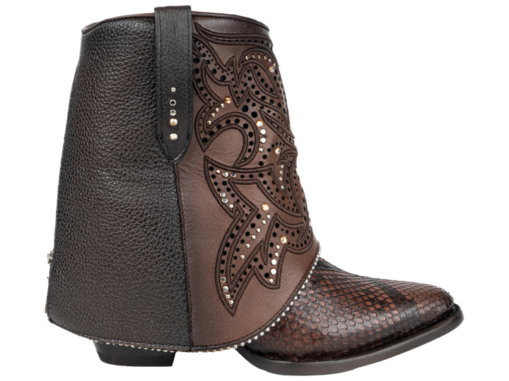 Bota vaquera Cuadra color trufa con piel de pitón en la punta y detalles bordados con tachuelas en el cuerpo.