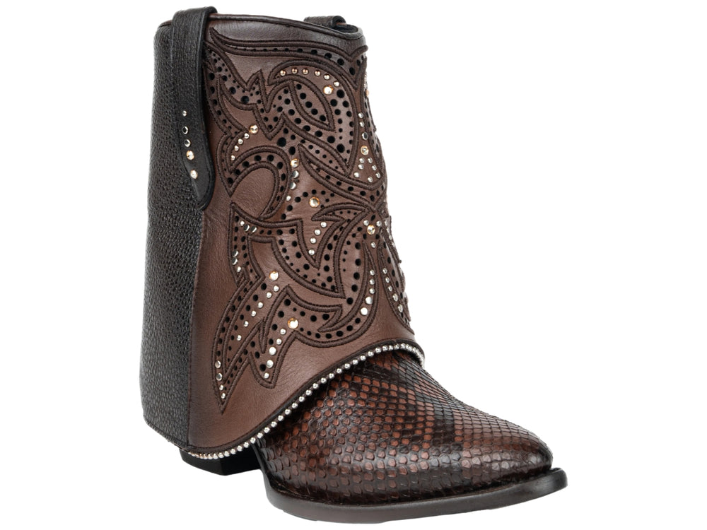 Bota vaquera Cuadra color trufa con piel de pitón en la punta y detalles bordados con tachuelas en el cuerpo.