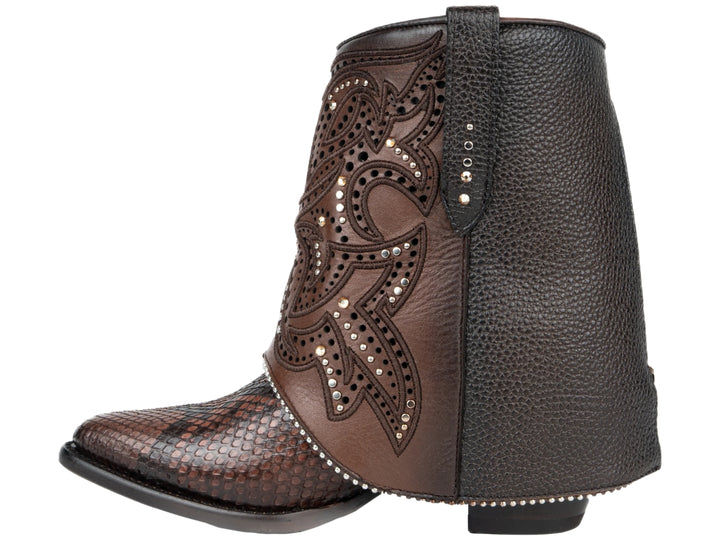 Bota vaquera Cuadra color trufa con piel de pitón en la punta y detalles bordados con tachuelas en el cuerpo.