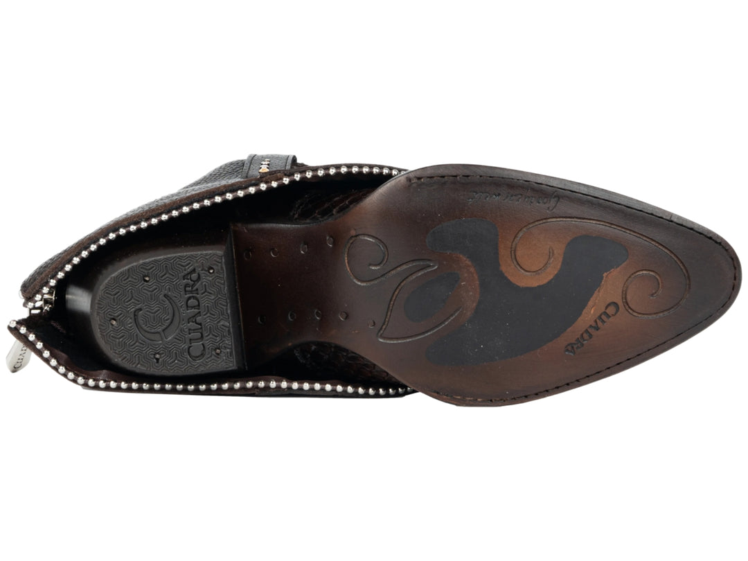Bota vaquera Cuadra color trufa con piel de pitón en la punta y detalles bordados con tachuelas en el cuerpo.