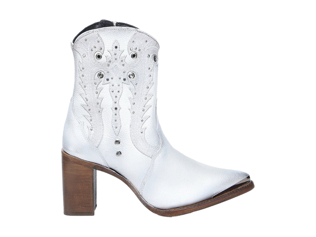 Bota vaquera de cuero blanco con tacón marrón y detalles ornamentales bordados.