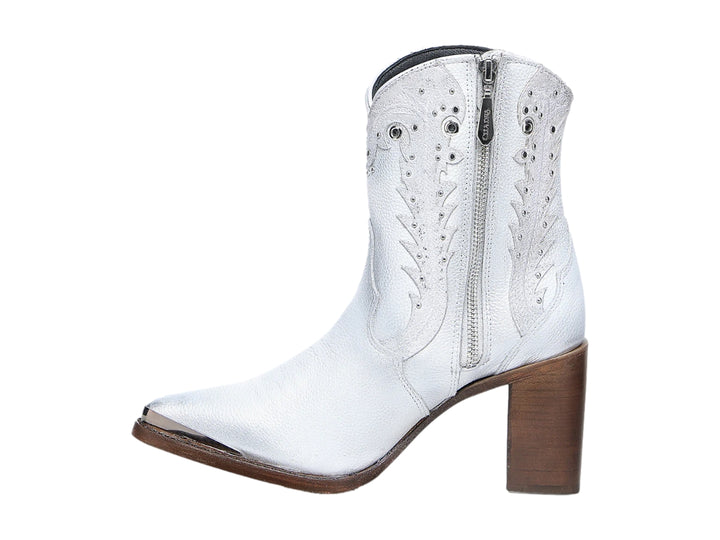 Bota vaquera de cuero blanco con tacón marrón y detalles ornamentales bordados.
