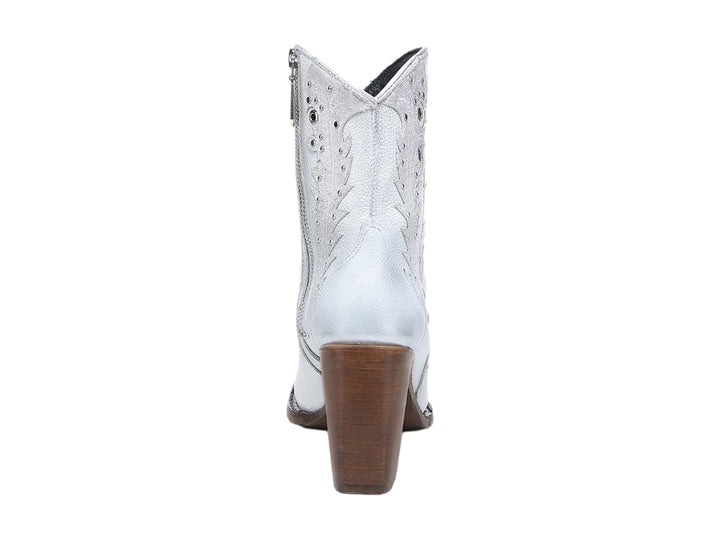Bota vaquera de cuero blanco con tacón marrón y detalles ornamentales bordados.