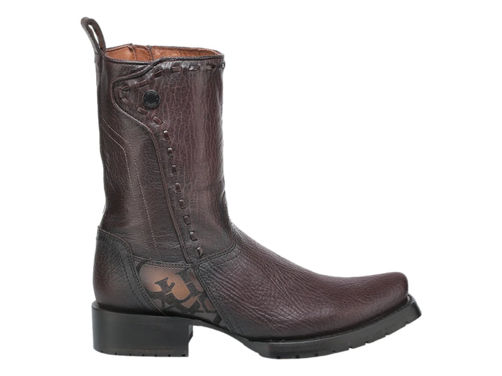Bota de cuero color café marca Cuadra con suela negra y estilo western.