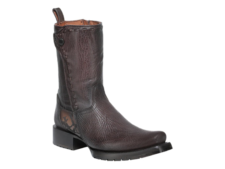 Bota de cuero color café marca Cuadra con suela negra y estilo western.