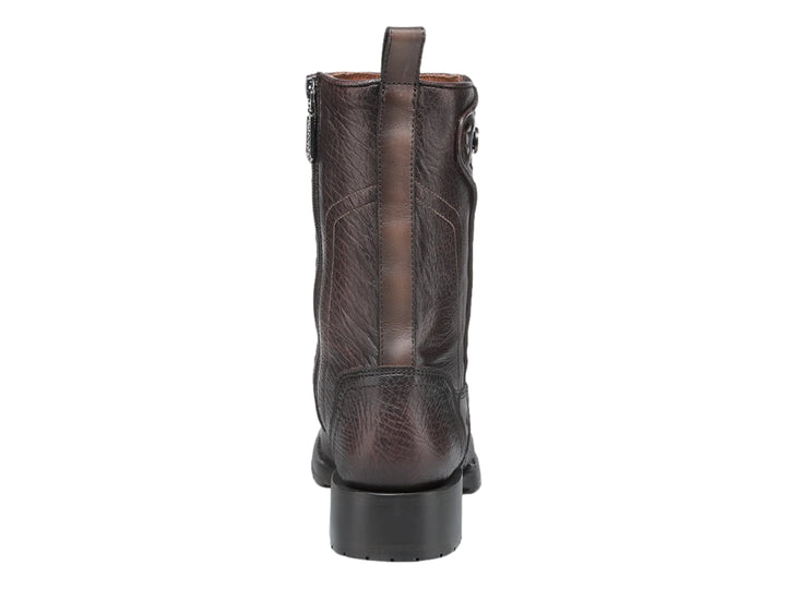 Bota de cuero color café marca Cuadra con suela negra y estilo western.