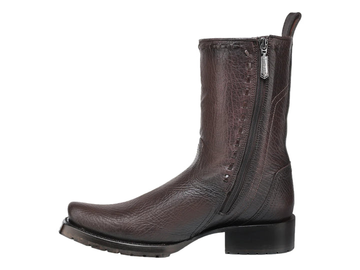 Bota de cuero color café marca Cuadra con suela negra y estilo western.