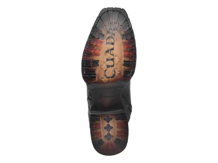 Bota de cuero color café marca Cuadra con suela negra y estilo western.