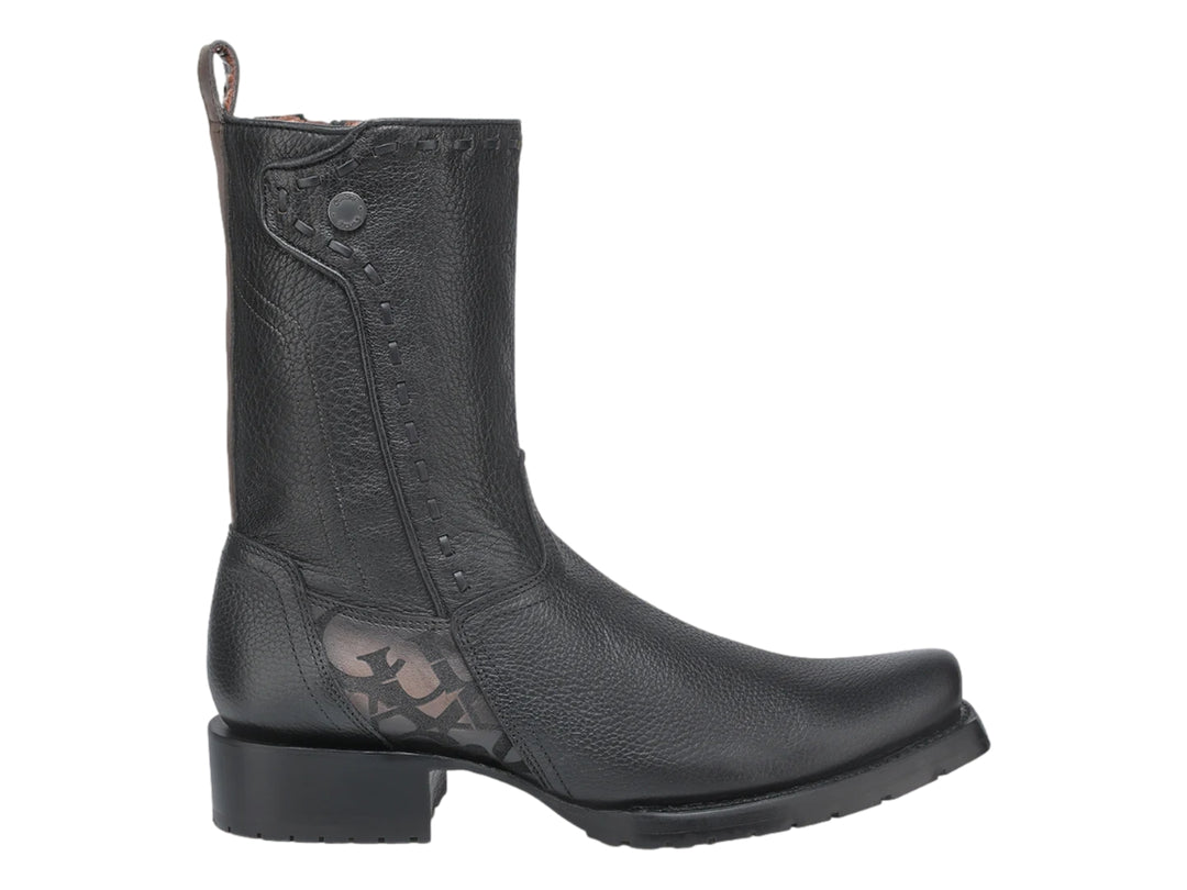 Bota de cuero negra para hombre marca Cuadra con detalles decorativos laterales y tacón cuadrado.