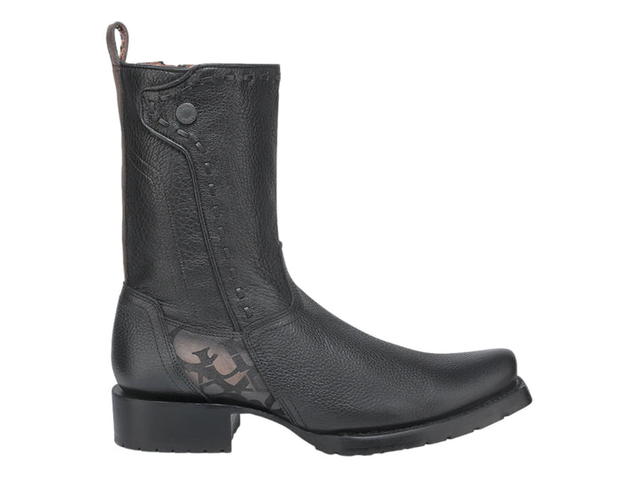 Bota de cuero negra para hombre marca Cuadra con detalles decorativos laterales y tacón cuadrado.