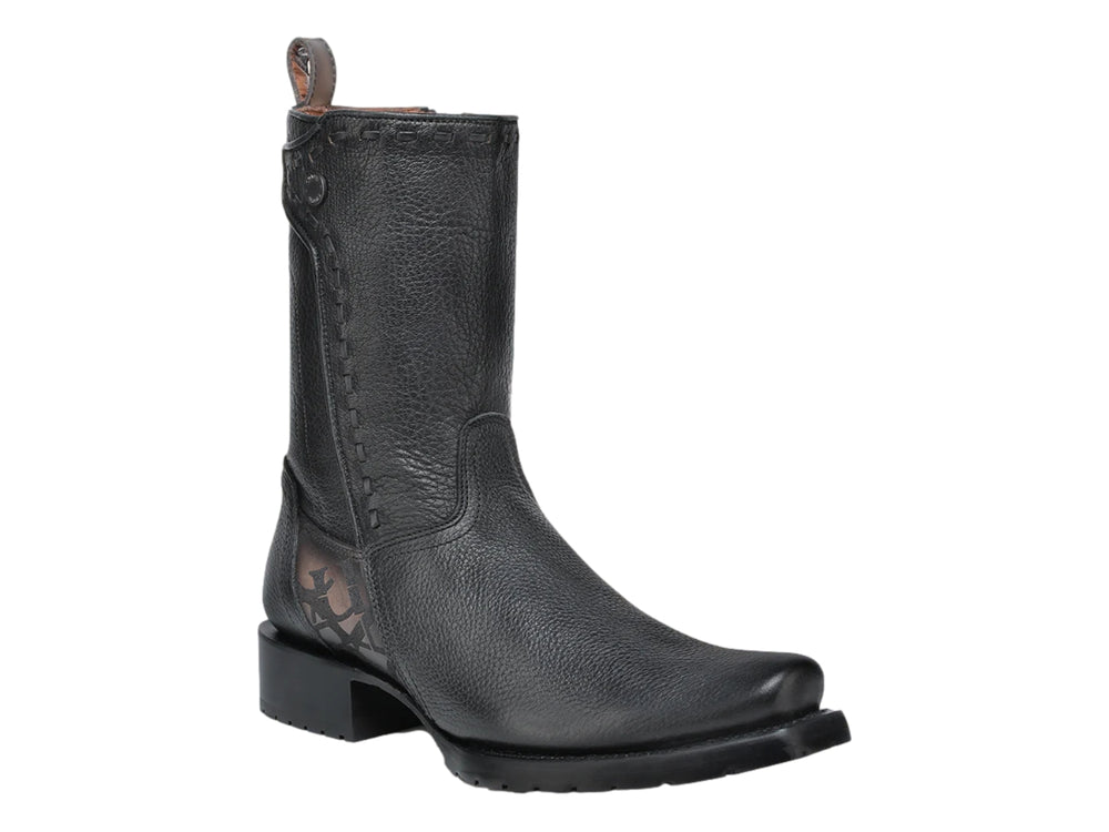 Bota de cuero negra para hombre marca Cuadra con detalles decorativos laterales y tacón cuadrado.