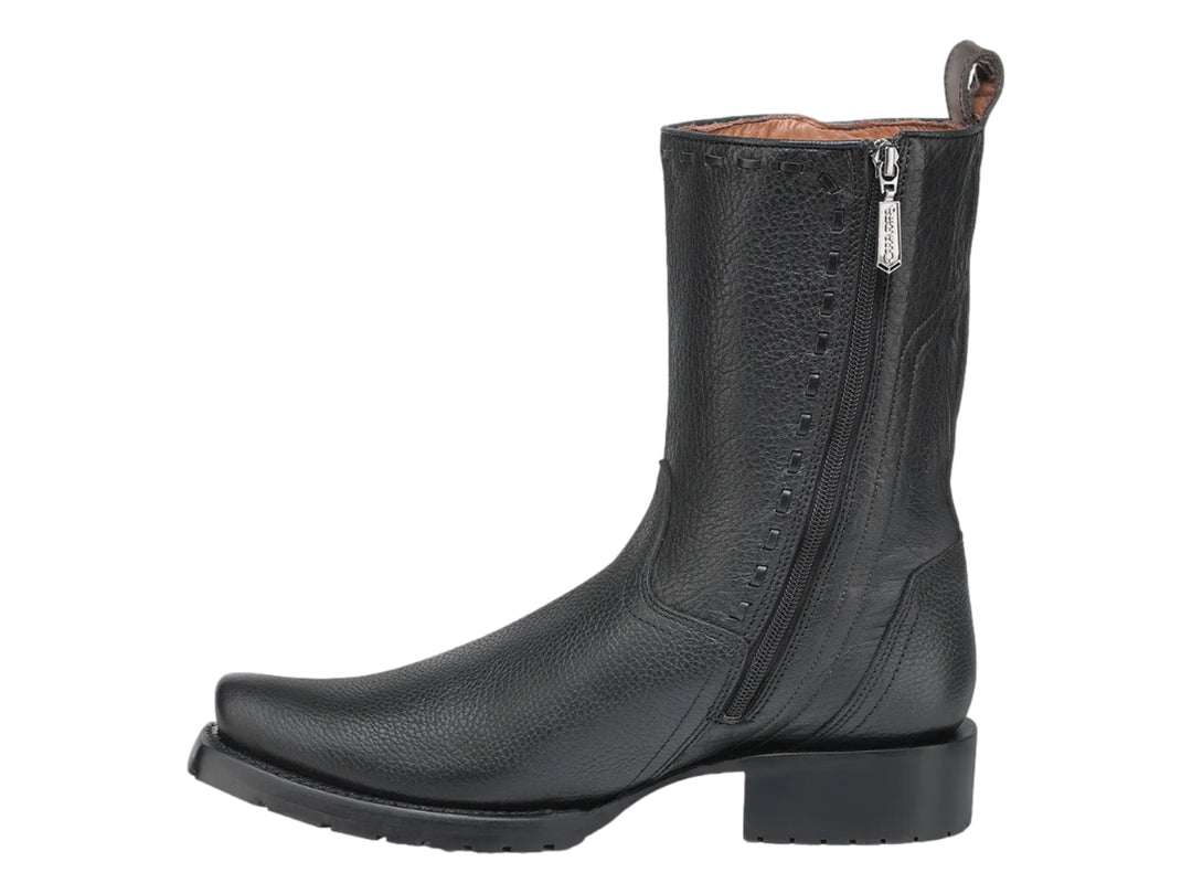 Bota de cuero negra para hombre marca Cuadra con detalles decorativos laterales y tacón cuadrado.