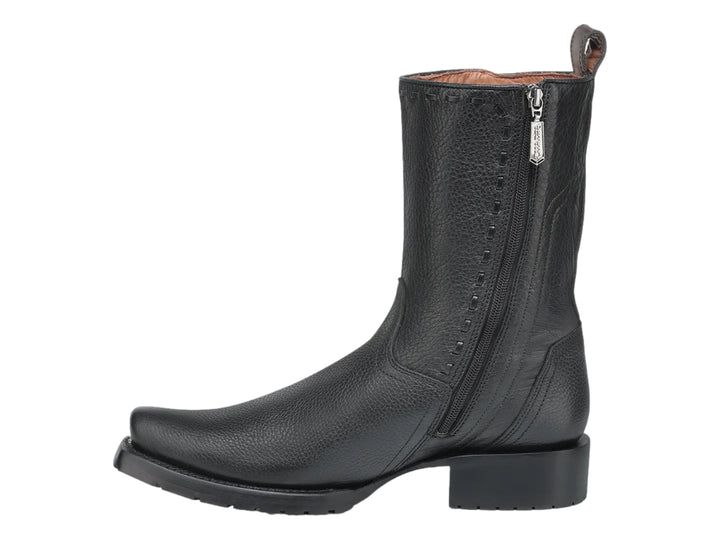 Bota de cuero negra para hombre marca Cuadra con detalles decorativos laterales y tacón cuadrado.
