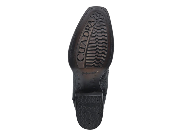 Bota de cuero negra para hombre marca Cuadra con detalles decorativos laterales y tacón cuadrado.