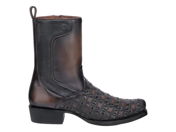 Bota de cuero color miel con diseño tejido en la parte frontal y tacón negro.