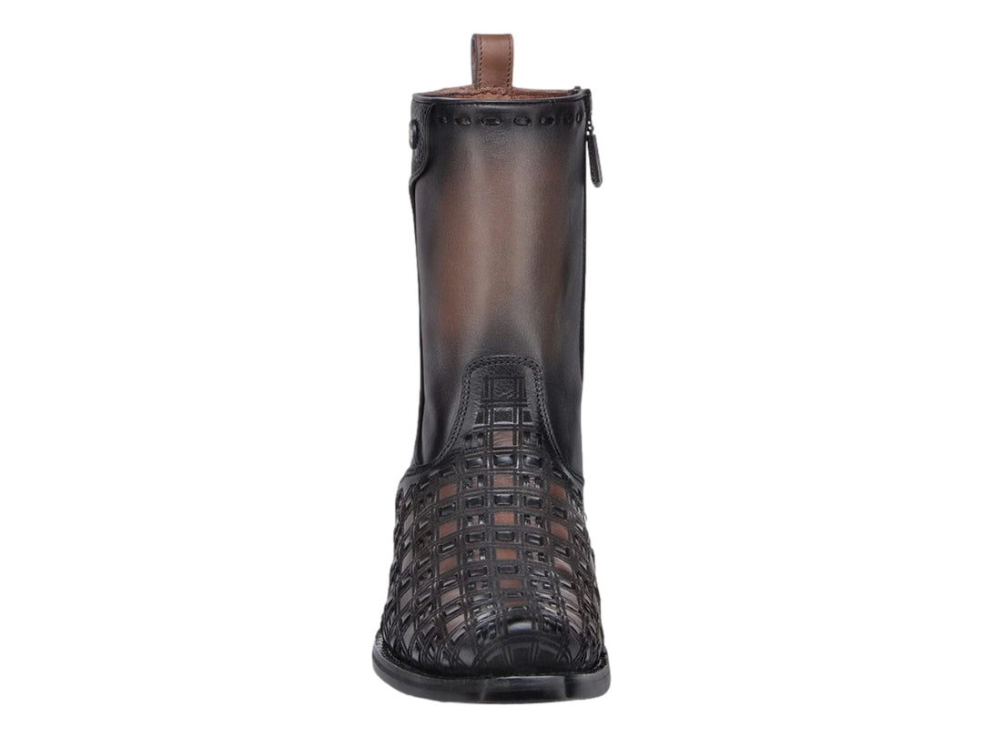 Bota de cuero color miel con diseño tejido en la parte frontal y tacón negro.