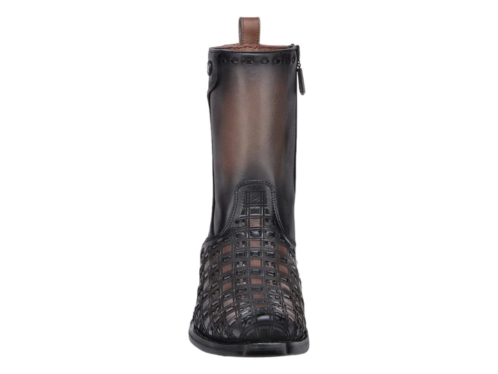 Bota de cuero color miel con diseño tejido en la parte frontal y tacón negro.