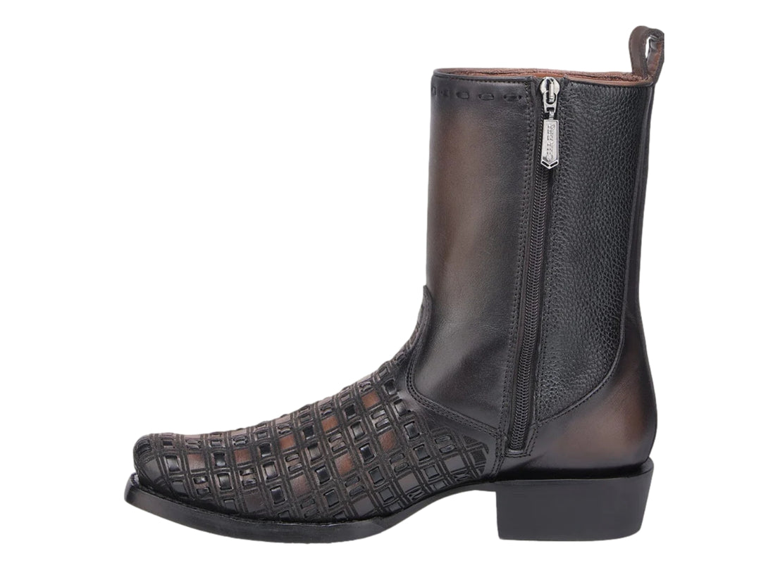 Bota de cuero color miel con diseño tejido en la parte frontal y tacón negro.