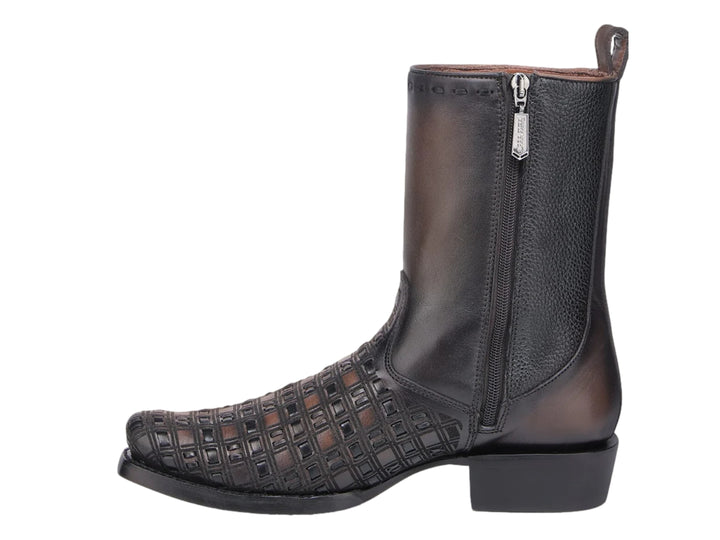 Bota de cuero color miel con diseño tejido en la parte frontal y tacón negro.