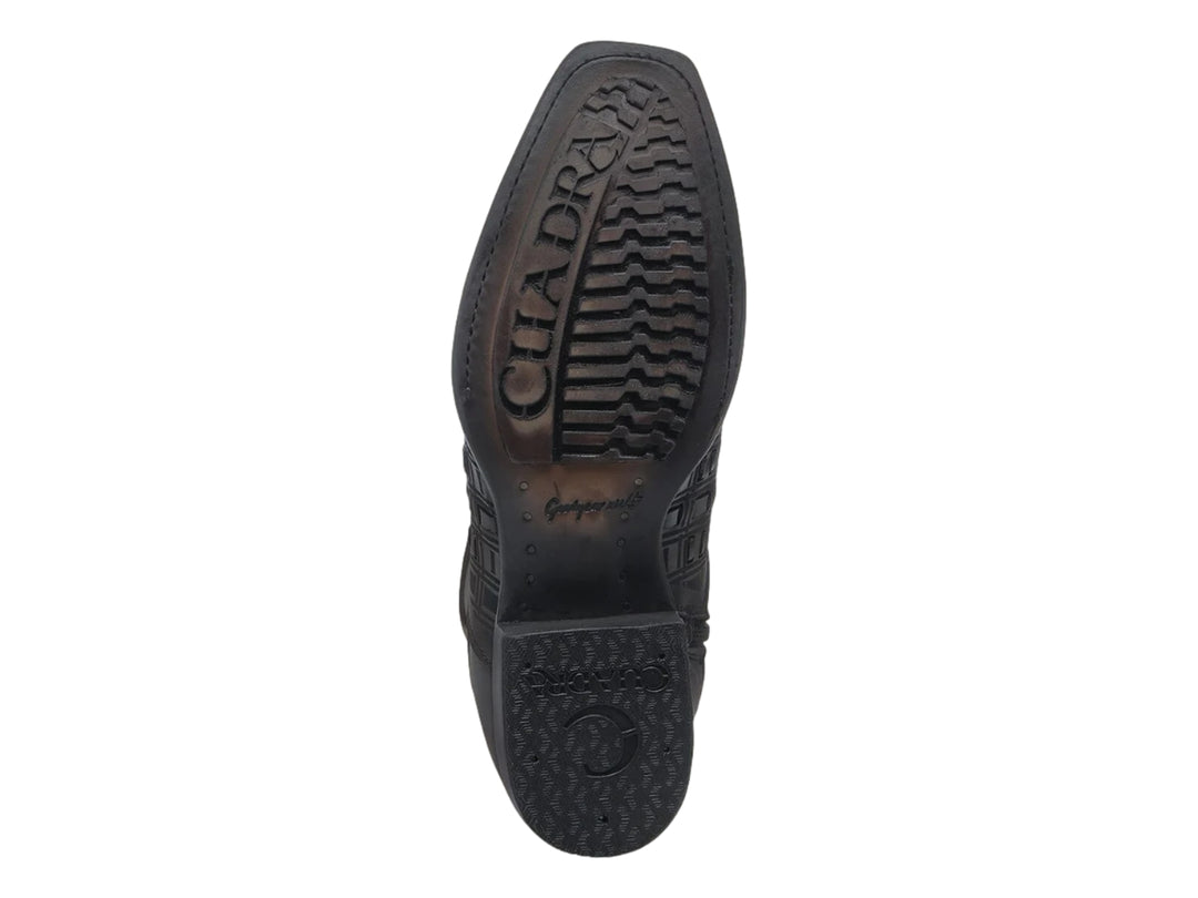 Bota de cuero color miel con diseño tejido en la parte frontal y tacón negro.