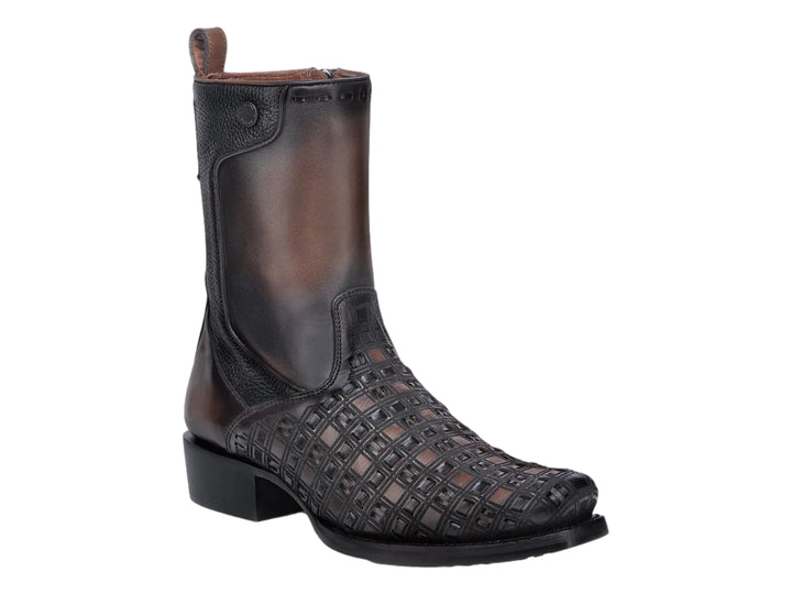 Bota de cuero color miel con diseño tejido en la parte frontal y tacón negro.