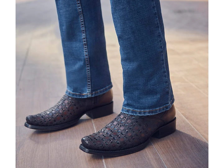 Bota de cuero color miel con diseño tejido en la parte frontal y tacón negro.