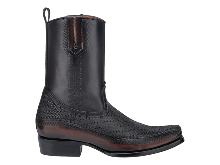 Bota vaquera Cuadra en color gris oxford con detalles grabados y suela marrón.