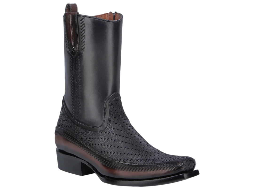 Bota vaquera Cuadra en color gris oxford con detalles grabados y suela marrón.
