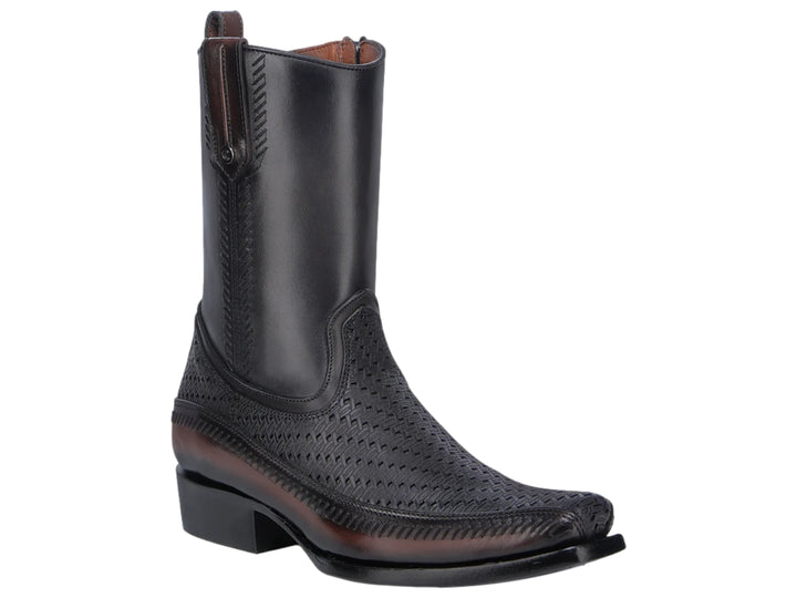 Bota vaquera Cuadra en color gris oxford con detalles grabados y suela marrón.