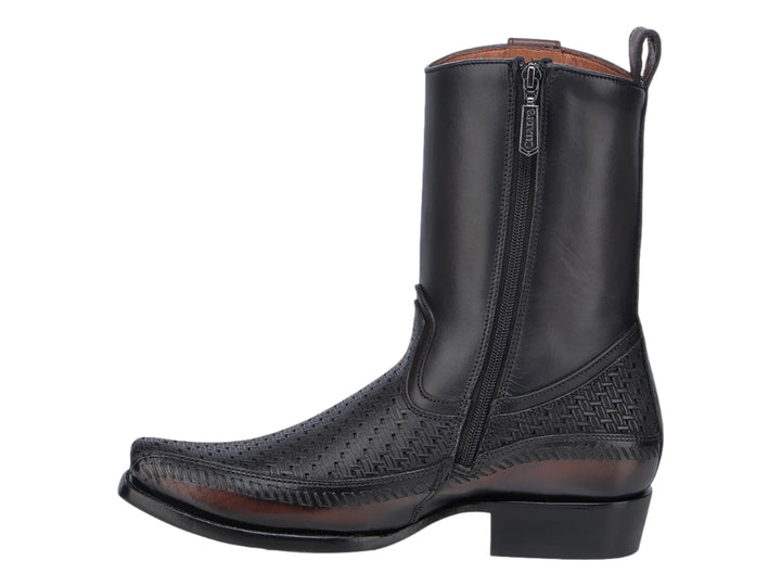 Bota vaquera Cuadra en color gris oxford con detalles grabados y suela marrón.