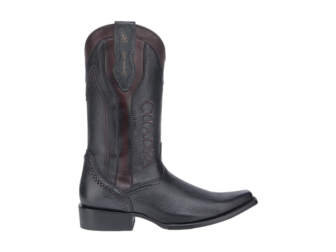 Bota vaquera Cuadra de cuero negro con detalles en color café y punta afilada.